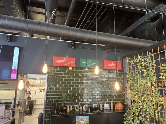 Alle lamper samt skinner i restaurantlokalet