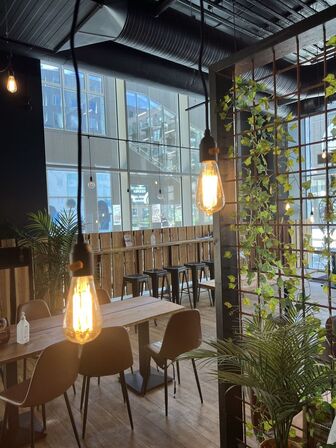 Alle lamper samt skinner i restaurantlokalet