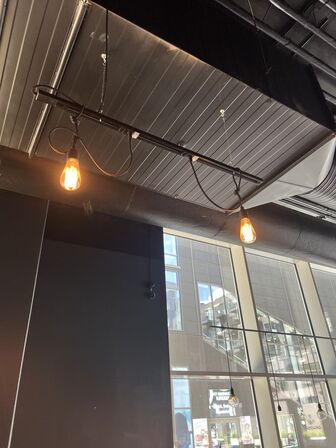 Alle lamper samt skinner i restaurantlokalet