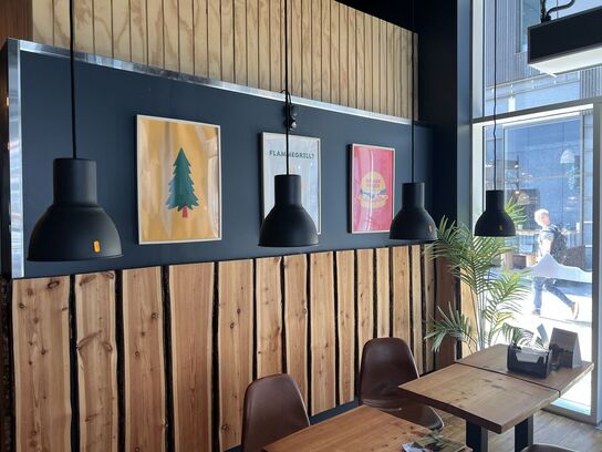 Alle lamper samt skinner i restaurantlokalet