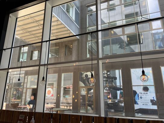 Alle lamper samt skinner i restaurantlokalet