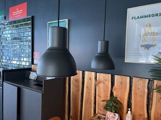 Alle lamper samt skinner i restaurantlokalet