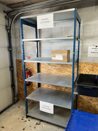 13 sektioner BOSAL lagerreoler + bord (uden indhold!)