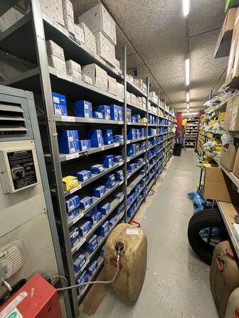 8 sektioner lagerreoler (uden indhold!)