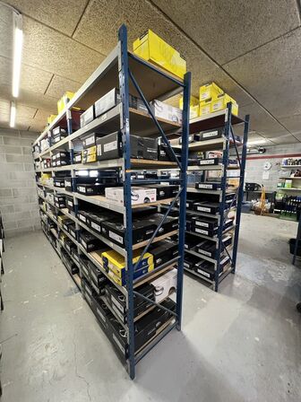 13 sektioner BOSAL lagerreoler + bord (uden indhold!)