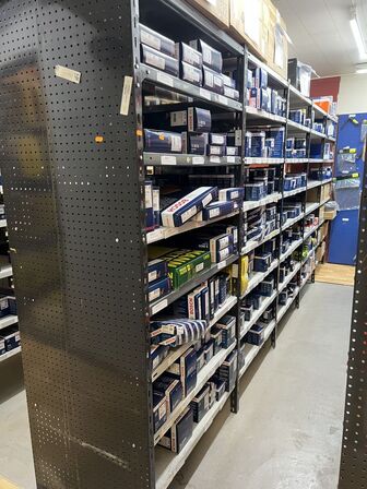23 sektioner lagerreoler (uden indhold!)