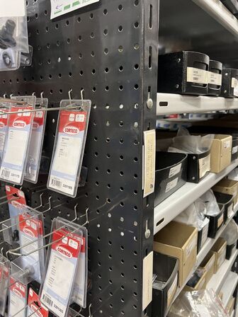 17 sektioner lagerreoler (uden indhold!)
