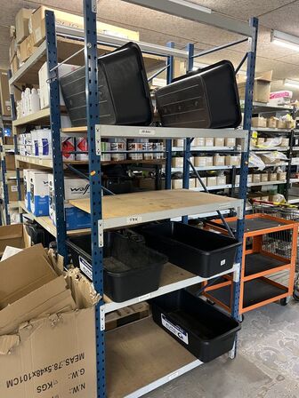 13 sektioner BOSAL lagerreoler + bord (uden indhold!)