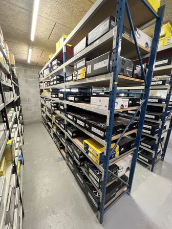 13 sektioner BOSAL lagerreoler + bord (uden indhold!)