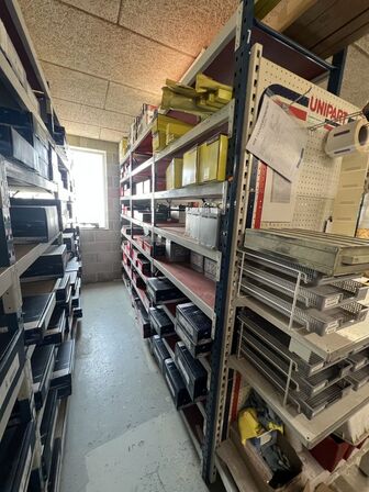 13 sektioner BOSAL lagerreoler + bord (uden indhold!)