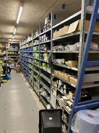 8 sektioner lagerreoler (uden indhold!)