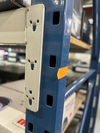13 sektioner BOSAL lagerreoler + bord (uden indhold!)
