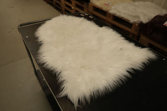 Imiteret lammeskind hvid 60 x 90 cm