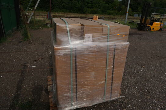 Palle med værkstedsskabe, plastikbokse m.m.