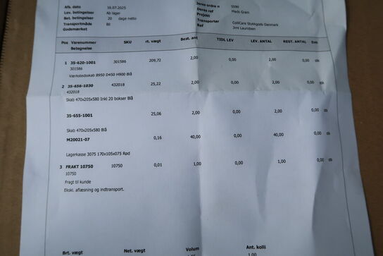 Palle med værkstedsskabe, plastikbokse m.m.