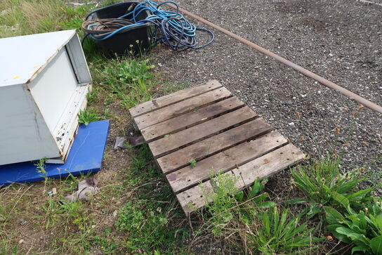 Stålskab, slanger m.m.