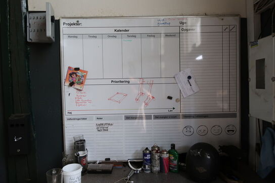 Whiteboard samt skab med indhold