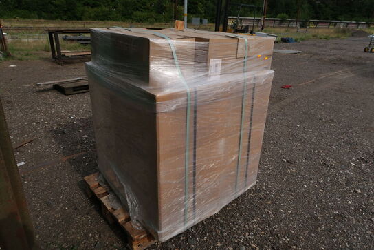 Palle med værkstedsskabe, plastikbokse m.m.