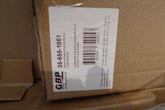 Palle med værkstedsskabe, plastikbokse m.m.