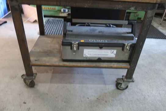 Arbejdsbord inkl. indhold