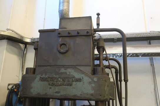Hydraulisk presse JOHANNESSEN & LUND