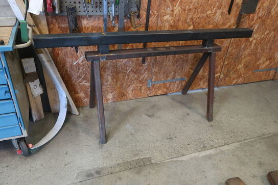 2 stk. stålbukke 130x75 cm samt 1 stk. stålbuk med top