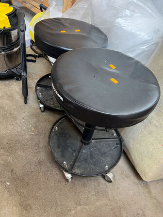 2 pcs. rolling stools