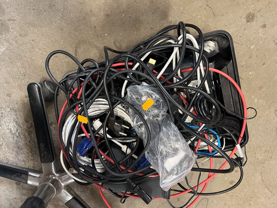 IT udstyr, HP printer, skærme, tastaturer, kabler m.v.