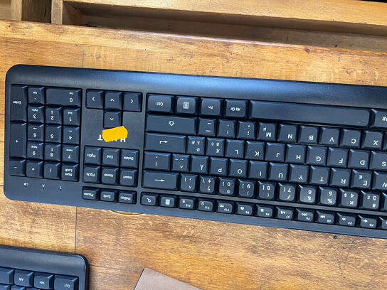 IT udstyr, HP printer, skærme, tastaturer, kabler m.v.