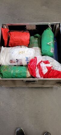 Asorterede fly-tubes, guys og flames. Kommer i en flightcase. Uden blæser