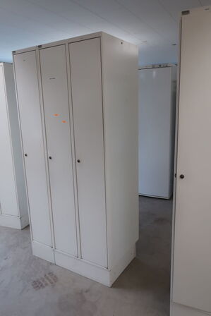 Omklædningsskab 3 rum 
