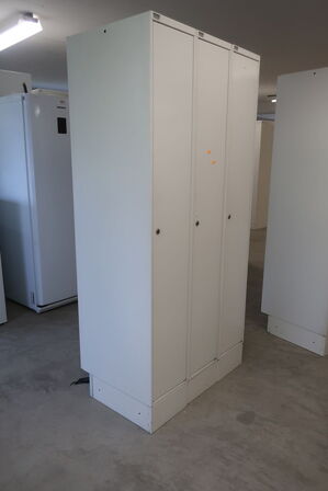 Omklædningsskab 3 rum 