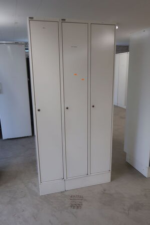 Omklædningsskab 3 rum 