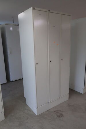Omklædningsskab 3 rum 