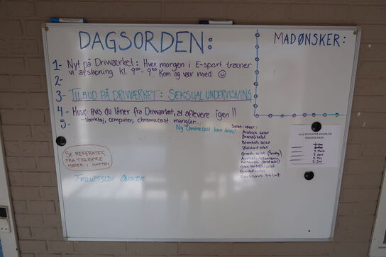 Tøm køkken for indhold + tøm spisestue