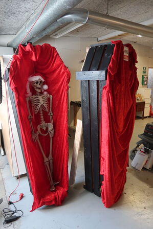 2 stk. Halloween-kister + skellet
