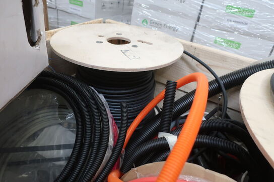 Palle med flexrør samt div. Kabel