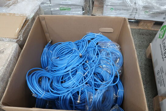 Palle med div. Kabler, fuse 30A m.m.