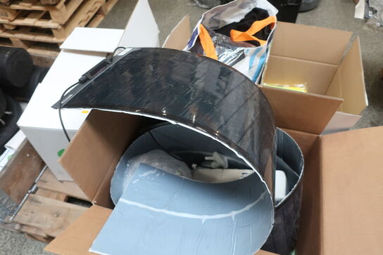 Palle med 2 stk. solcellepaneler m.m.