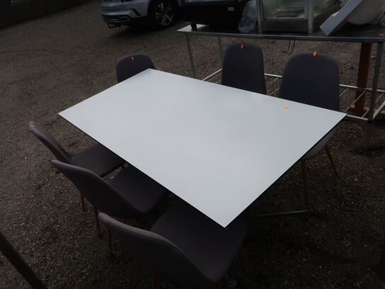 Bord med seks stole