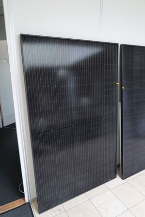 4 stk. solcellepaneler SOLET370MH3-60, RISEN RSM40-8-390MB m.fl.