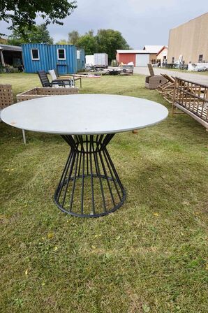 Rundt havebord med metalstel 