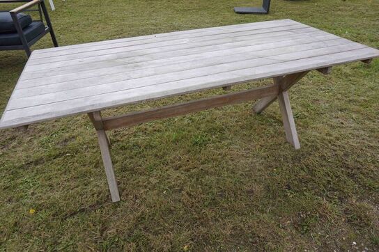 Havebord i akacietræ 