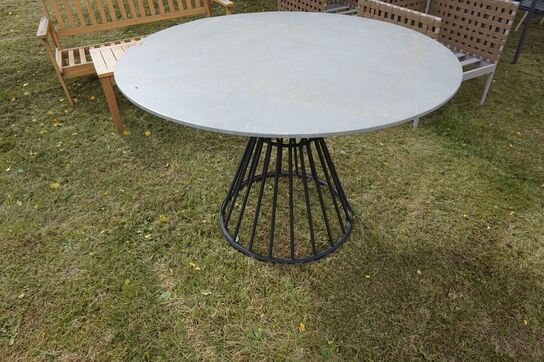Rundt havebord med metalstel 
