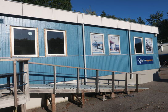 Kontorpavillon bestående af 6 moduler med indhold, hegn, trappe, køkken, toilet m.m.