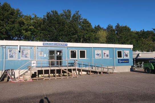 Kontorpavillon bestående af 6 moduler med indhold, hegn, trappe, køkken, toilet m.m.