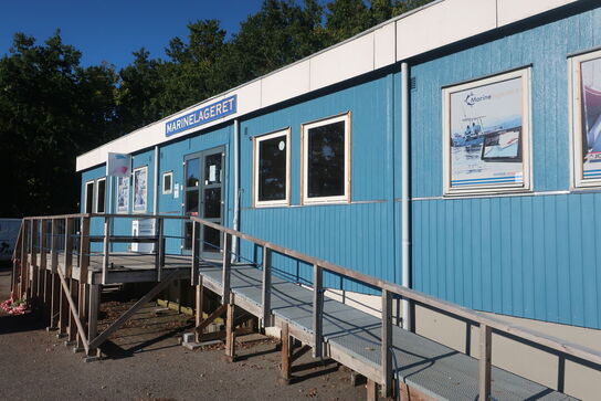 Kontorpavillon bestående af 6 moduler med indhold, hegn, trappe, køkken, toilet m.m.