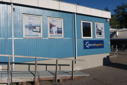 Kontorpavillon bestående af 6 moduler med indhold, hegn, trappe, køkken, toilet m.m.