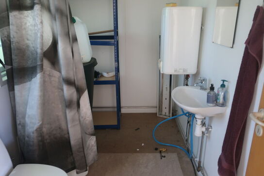 Kontorpavillon bestående af 6 moduler med indhold, hegn, trappe, køkken, toilet m.m.