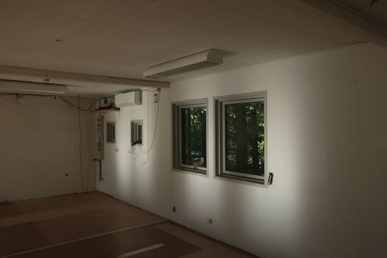 Kontorpavillon bestående af 6 moduler med indhold, hegn, trappe, køkken, toilet m.m.